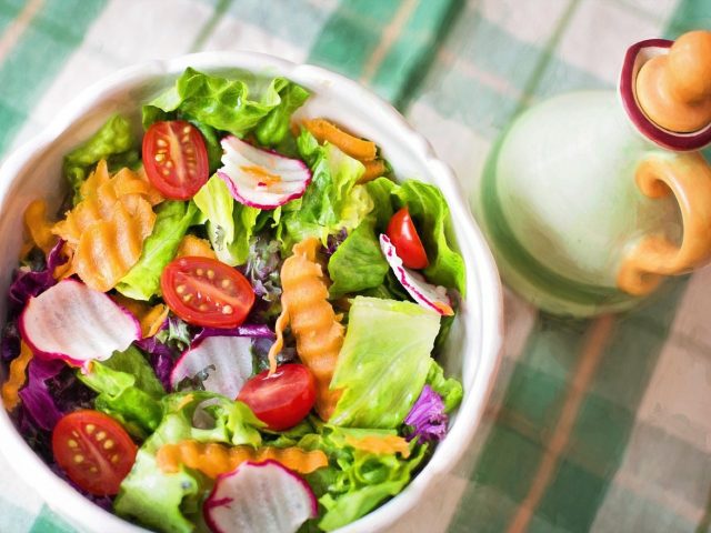 Sauces simples pour salades végétales prêtes en 5 minutes